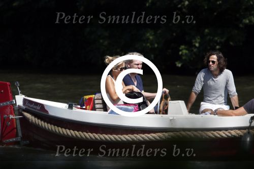 Vreeland 7 juli 2013
Wendy v Dijk en Erland Galjaard aan het varen op de vecht met hun dochter Lizzy Erland zijn dochter en vrienden.
Peter Smulders bv