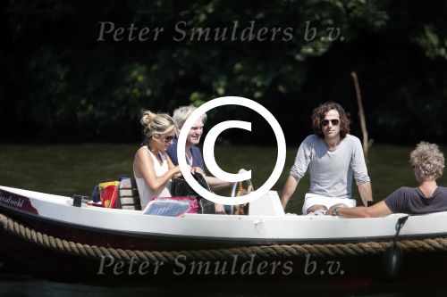 Vreeland 7 juli 2013
Wendy v Dijk en Erland Galjaard aan het varen op de vecht met hun dochter Lizzy Erland zijn dochter en vrienden.
Peter Smulders bv