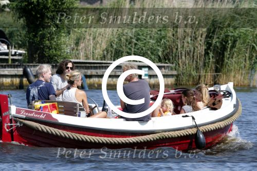 Vreeland 7 juli 2013
Wendy v Dijk en Erland Galjaard aan het varen op de vecht met hun dochter Lizzy Erland zijn dochter en vrienden.
Peter Smulders bv