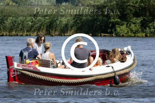 Vreeland 7 juli 2013
Wendy v Dijk en Erland Galjaard aan het varen op de vecht met hun dochter Lizzy Erland zijn dochter en vrienden.
Peter Smulders bv