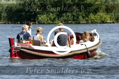 Vreeland 7 juli 2013
Wendy v Dijk en Erland Galjaard aan het varen op de vecht met hun dochter Lizzy Erland zijn dochter en vrienden.
Peter Smulders bv