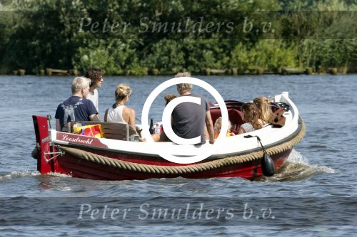 Vreeland 7 juli 2013
Wendy v Dijk en Erland Galjaard aan het varen op de vecht met hun dochter Lizzy Erland zijn dochter en vrienden.
Peter Smulders bv