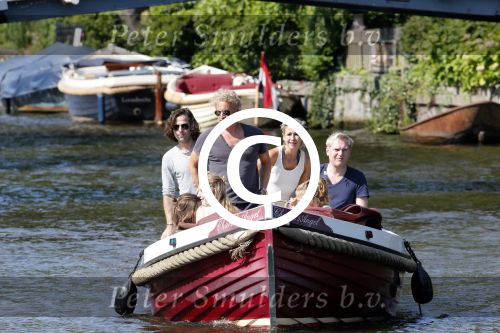 Vreeland 7 juli 2013
Wendy v Dijk en Erland Galjaard aan het varen op de vecht met hun dochter Lizzy Erland zijn dochter en vrienden.
Peter Smulders bv