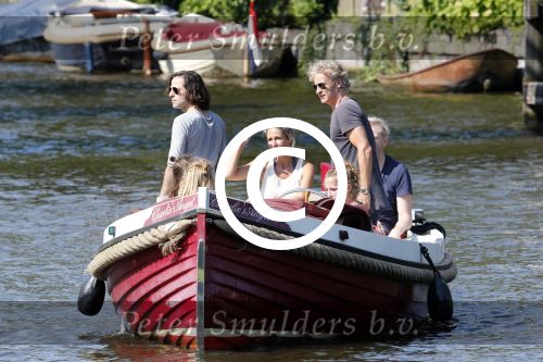 Vreeland 7 juli 2013
Wendy v Dijk en Erland Galjaard aan het varen op de vecht met hun dochter Lizzy Erland zijn dochter en vrienden.
Peter Smulders bv