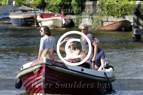 Vreeland 7 juli 2013
Wendy v Dijk en Erland Galjaard aan het varen op de vecht met hun dochter Lizzy Erland zijn dochter en vrienden.
Peter Smulders bv