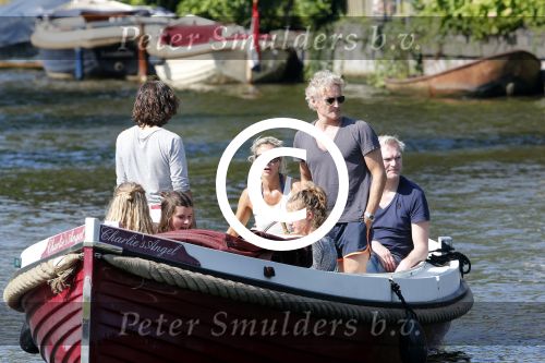 Vreeland 7 juli 2013
Wendy v Dijk en Erland Galjaard aan het varen op de vecht met hun dochter Lizzy Erland zijn dochter en vrienden.
Peter Smulders bv