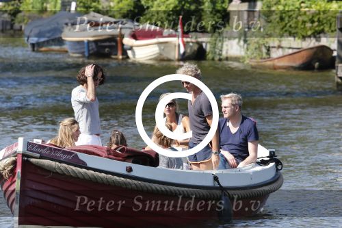 Vreeland 7 juli 2013
Wendy v Dijk en Erland Galjaard aan het varen op de vecht met hun dochter Lizzy Erland zijn dochter en vrienden.
Peter Smulders bv