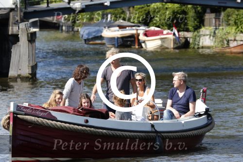 Vreeland 7 juli 2013
Wendy v Dijk en Erland Galjaard aan het varen op de vecht met hun dochter Lizzy Erland zijn dochter en vrienden.
Peter Smulders bv