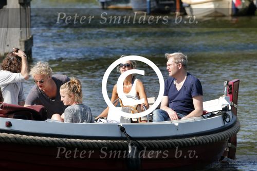 Vreeland 7 juli 2013
Wendy v Dijk en Erland Galjaard aan het varen op de vecht met hun dochter Lizzy Erland zijn dochter en vrienden.
Peter Smulders bv