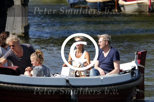 Vreeland 7 juli 2013
Wendy v Dijk en Erland Galjaard aan het varen op de vecht met hun dochter Lizzy Erland zijn dochter en vrienden.
Peter Smulders bv