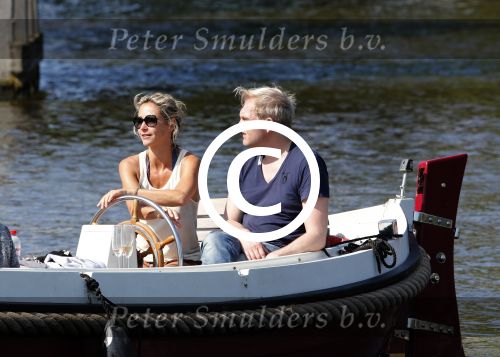 Vreeland 7 juli 2013
Wendy v Dijk en Erland Galjaard aan het varen op de vecht met hun dochter Lizzy Erland zijn dochter en vrienden.
Peter Smulders bv