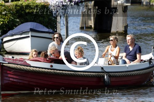 Vreeland 7 juli 2013
Wendy v Dijk en Erland Galjaard aan het varen op de vecht met hun dochter Lizzy Erland zijn dochter en vrienden.
Peter Smulders bv