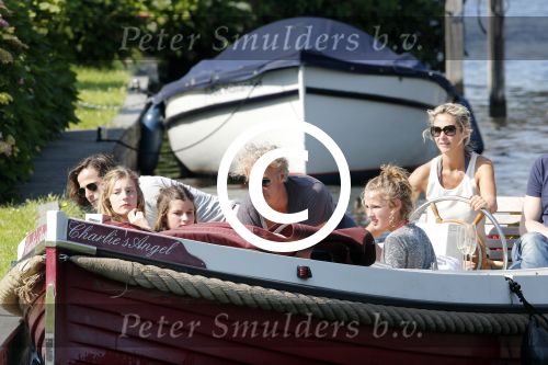 Vreeland 7 juli 2013
Wendy v Dijk en Erland Galjaard aan het varen op de vecht met hun dochter Lizzy Erland zijn dochter en vrienden.
Peter Smulders bv