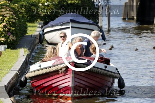 Vreeland 7 juli 2013
Wendy v Dijk en Erland Galjaard aan het varen op de vecht met hun dochter Lizzy Erland zijn dochter en vrienden.
Peter Smulders bv