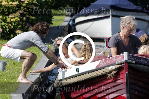 Vreeland 7 juli 2013
Wendy v Dijk en Erland Galjaard aan het varen op de vecht met hun dochter Lizzy Erland zijn dochter en vrienden.
Peter Smulders bv