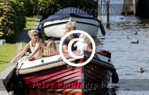 Vreeland 7 juli 2013
Wendy v Dijk en Erland Galjaard aan het varen op de vecht met hun dochter Lizzy Erland zijn dochter en vrienden.
Peter Smulders bv