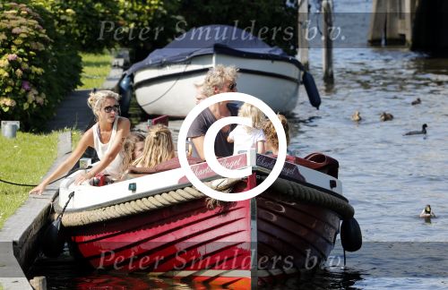 Vreeland 7 juli 2013
Wendy v Dijk en Erland Galjaard aan het varen op de vecht met hun dochter Lizzy Erland zijn dochter en vrienden.
Peter Smulders bv