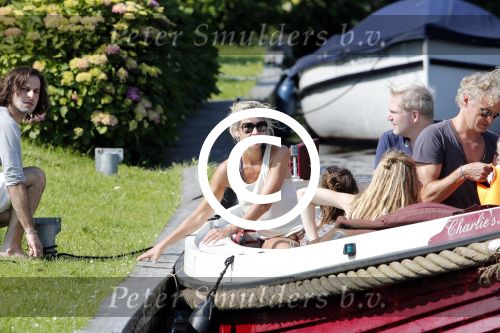 Vreeland 7 juli 2013
Wendy v Dijk en Erland Galjaard aan het varen op de vecht met hun dochter Lizzy Erland zijn dochter en vrienden.
Peter Smulders bv