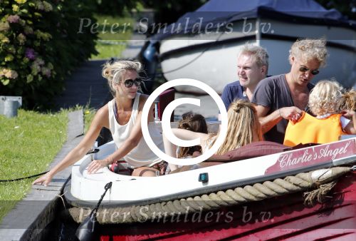 Vreeland 7 juli 2013
Wendy v Dijk en Erland Galjaard aan het varen op de vecht met hun dochter Lizzy Erland zijn dochter en vrienden.
Peter Smulders bv