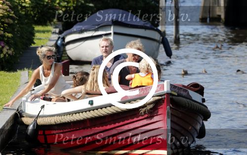 Vreeland 7 juli 2013
Wendy v Dijk en Erland Galjaard aan het varen op de vecht met hun dochter Lizzy Erland zijn dochter en vrienden.
Peter Smulders bv