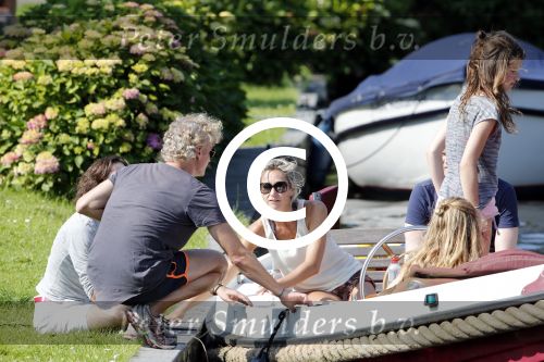 Vreeland 7 juli 2013
Wendy v Dijk en Erland Galjaard aan het varen op de vecht met hun dochter Lizzy Erland zijn dochter en vrienden.
Peter Smulders bv