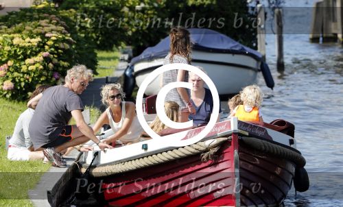 Vreeland 7 juli 2013
Wendy v Dijk en Erland Galjaard aan het varen op de vecht met hun dochter Lizzy Erland zijn dochter en vrienden.
Peter Smulders bv