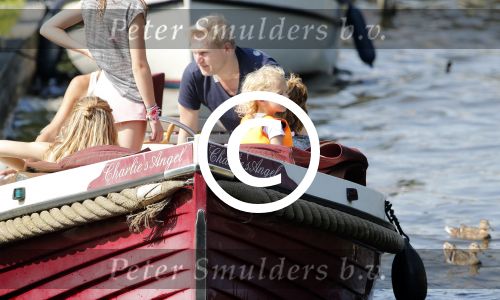 Vreeland 7 juli 2013
Wendy v Dijk en Erland Galjaard aan het varen op de vecht met hun dochter Lizzy Erland zijn dochter en vrienden.
Peter Smulders bv