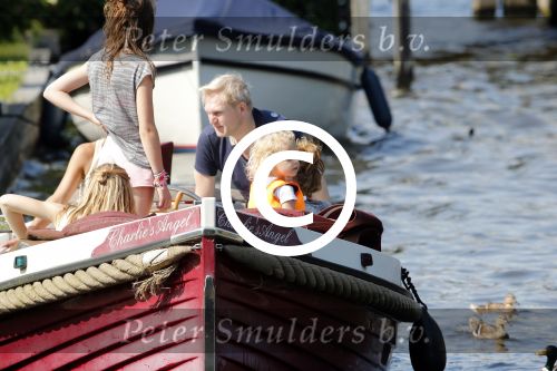 Vreeland 7 juli 2013
Wendy v Dijk en Erland Galjaard aan het varen op de vecht met hun dochter Lizzy Erland zijn dochter en vrienden.
Peter Smulders bv