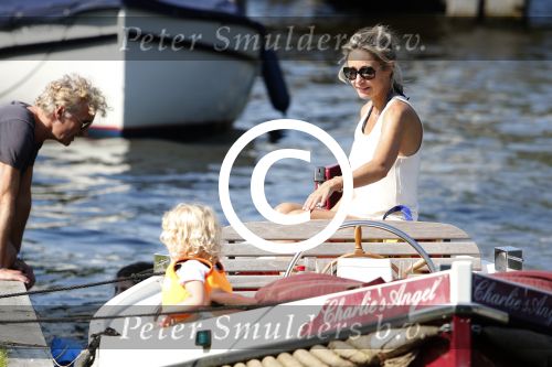 Vreeland 7 juli 2013
Wendy v Dijk en Erland Galjaard aan het varen op de vecht met hun dochter Lizzy Erland zijn dochter en vrienden.
Peter Smulders bv