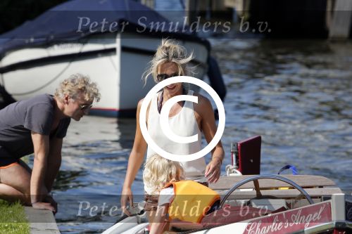 Vreeland 7 juli 2013
Wendy v Dijk en Erland Galjaard aan het varen op de vecht met hun dochter Lizzy Erland zijn dochter en vrienden.
Peter Smulders bv