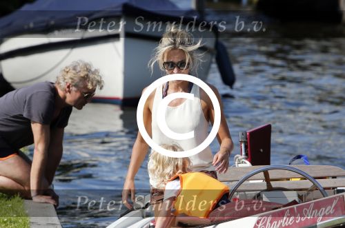Vreeland 7 juli 2013
Wendy v Dijk en Erland Galjaard aan het varen op de vecht met hun dochter Lizzy Erland zijn dochter en vrienden.
Peter Smulders bv