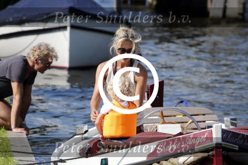 Vreeland 7 juli 2013
Wendy v Dijk en Erland Galjaard aan het varen op de vecht met hun dochter Lizzy Erland zijn dochter en vrienden.
Peter Smulders bv