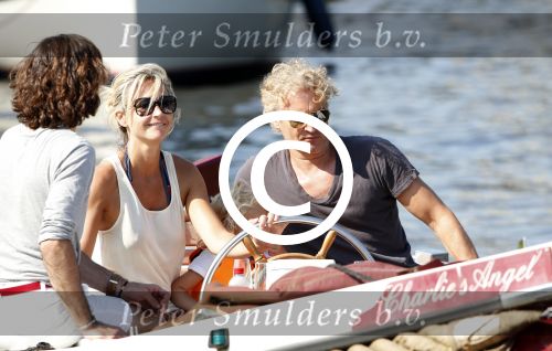 Vreeland 7 juli 2013
Wendy v Dijk en Erland Galjaard aan het varen op de vecht met hun dochter Lizzy Erland zijn dochter en vrienden.
Peter Smulders bv