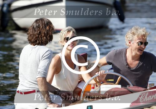 Vreeland 7 juli 2013
Wendy v Dijk en Erland Galjaard aan het varen op de vecht met hun dochter Lizzy Erland zijn dochter en vrienden.
Peter Smulders bv