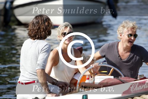 Vreeland 7 juli 2013
Wendy v Dijk en Erland Galjaard aan het varen op de vecht met hun dochter Lizzy Erland zijn dochter en vrienden.
Peter Smulders bv