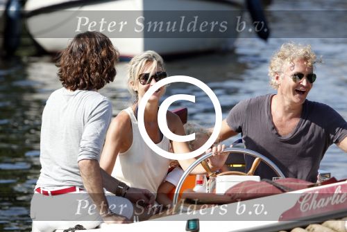 Vreeland 7 juli 2013
Wendy v Dijk en Erland Galjaard aan het varen op de vecht met hun dochter Lizzy Erland zijn dochter en vrienden.
Peter Smulders bv