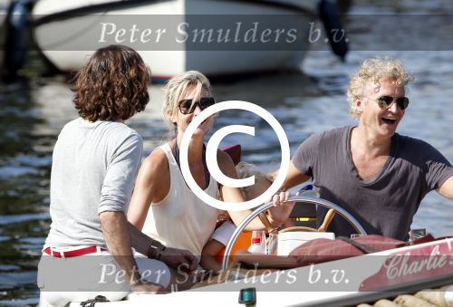 Vreeland 7 juli 2013
Wendy v Dijk en Erland Galjaard aan het varen op de vecht met hun dochter Lizzy Erland zijn dochter en vrienden.
Peter Smulders bv