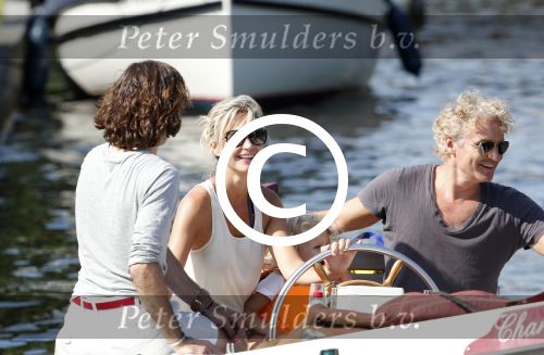 Vreeland 7 juli 2013
Wendy v Dijk en Erland Galjaard aan het varen op de vecht met hun dochter Lizzy Erland zijn dochter en vrienden.
Peter Smulders bv