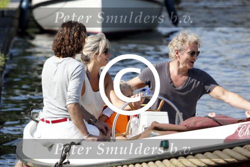 Vreeland 7 juli 2013
Wendy v Dijk en Erland Galjaard aan het varen op de vecht met hun dochter Lizzy Erland zijn dochter en vrienden.
Peter Smulders bv