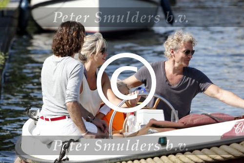 Vreeland 7 juli 2013
Wendy v Dijk en Erland Galjaard aan het varen op de vecht met hun dochter Lizzy Erland zijn dochter en vrienden.
Peter Smulders bv