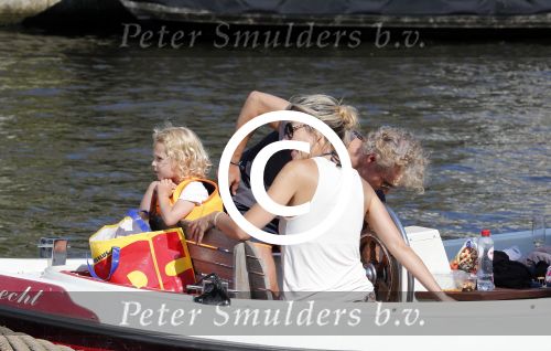 Vreeland 7 juli 2013
Wendy v Dijk en Erland Galjaard aan het varen op de vecht met hun dochter Lizzy Erland zijn dochter en vrienden.
Peter Smulders bv