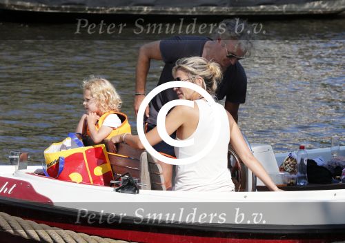 Vreeland 7 juli 2013
Wendy v Dijk en Erland Galjaard aan het varen op de vecht met hun dochter Lizzy Erland zijn dochter en vrienden.
Peter Smulders bv