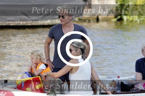 Vreeland 7 juli 2013
Wendy v Dijk en Erland Galjaard aan het varen op de vecht met hun dochter Lizzy Erland zijn dochter en vrienden.
Peter Smulders bv