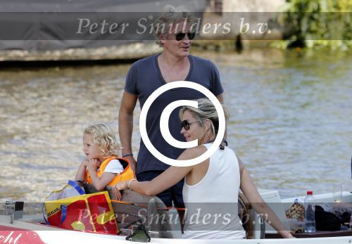 Vreeland 7 juli 2013
Wendy v Dijk en Erland Galjaard aan het varen op de vecht met hun dochter Lizzy Erland zijn dochter en vrienden.
Peter Smulders bv