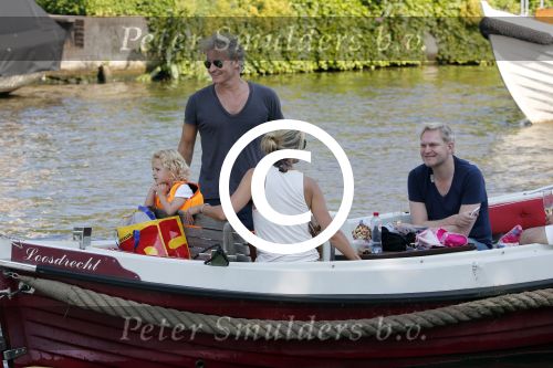 Vreeland 7 juli 2013
Wendy v Dijk en Erland Galjaard aan het varen op de vecht met hun dochter Lizzy Erland zijn dochter en vrienden.
Peter Smulders bv
