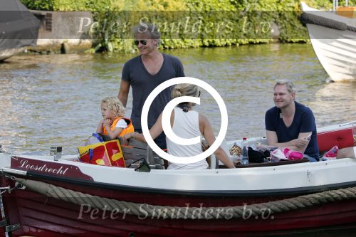Vreeland 7 juli 2013
Wendy v Dijk en Erland Galjaard aan het varen op de vecht met hun dochter Lizzy Erland zijn dochter en vrienden.
Peter Smulders bv