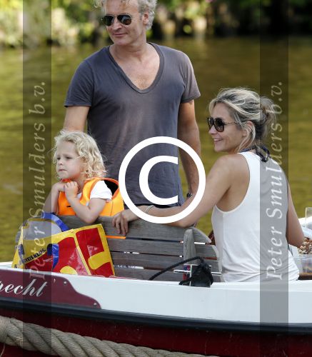 Vreeland 7 juli 2013
Wendy v Dijk en Erland Galjaard aan het varen op de vecht met hun dochter Lizzy Erland zijn dochter en vrienden.
Peter Smulders bv