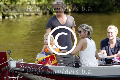 Vreeland 7 juli 2013
Wendy v Dijk en Erland Galjaard aan het varen op de vecht met hun dochter Lizzy Erland zijn dochter en vrienden.
Peter Smulders bv