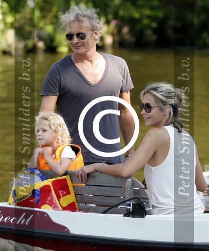 Vreeland 7 juli 2013
Wendy v Dijk en Erland Galjaard aan het varen op de vecht met hun dochter Lizzy Erland zijn dochter en vrienden.
Peter Smulders bv