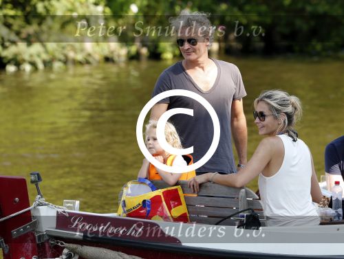 Vreeland 7 juli 2013
Wendy v Dijk en Erland Galjaard aan het varen op de vecht met hun dochter Lizzy Erland zijn dochter en vrienden.
Peter Smulders bv